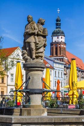 Spring in Cottbus DEU Germany Brandenburg Cottbus, 22 04 2026, Spring weather in Cottbus, city fountain on the Cottbus Altmarkt, in the background the Cottbus Oberkirche AF_Cottbus_30203