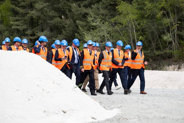 Emmanuel Macron, President of the French Republic, inaugurates one of the 150 major strategic GPS projects selected under the acceleration scheme Imerys lithium mine in Echassières, April 22, 2026 The President of the French Republic, Emmanuel Macron visits the Echassieres mining project of lithium at the Imerys site, Alliers, Auvergne Rhone Alpes, France Wednesday, April 22, 2026 01ACCORSINIJEANNE IMERYS 002 Credit Jeanne Accorsini SIPA 2604221559 Echassières France  Copyright: xJeannexAccorsini Pool BestimagexJeannexAccorsini Pool Bestimagex