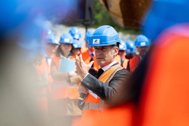 Emmanuel Macron, President of the French Republic, inaugurates one of the 150 major strategic GPS projects selected under the acceleration scheme the Imerys lithium mine at Echassieres, April 22, 2026 The President of the French Republic, Emmanuel Macron delivers a speech during the visit of the Echassieres mining project of lithium at the Imerys site, Alliers, Auvergne Rhone Alpes, France Wednesday, April 22, 2026 01ACCORSINIJEANNE IMERYS 0039 Credit Jeanne Accorsini SIPA 2604221608 Echassières France  Copyright: xJeannexAccorsini Pool BestimagexJeannexAccorsini Pool Bestimagex