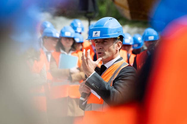 Emmanuel Macron, President of the French Republic, inaugurates one of the 150 major strategic GPS projects selected under the acceleration scheme the Imerys lithium mine at Echassieres, April 22, 2026 The President of the French Republic, Emmanuel Macron delivers a speech during the visit of the Echassieres mining project of lithium at the Imerys site, Alliers, Auvergne Rhone Alpes, France Wednesday, April 22, 2026 01ACCORSINIJEANNE IMERYS 0040 Credit Jeanne Accorsini SIPA 2604221608 Echassières France  Copyright: xJeannexAccorsini Pool BestimagexJeannexAccorsini Pool Bestimagex