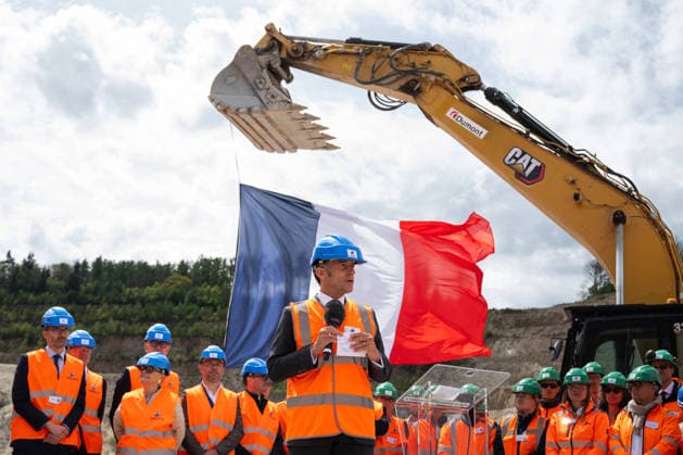 Emmanuel Macron, President of the French Republic, inaugurates one of the 150 major strategic GPS projects selected under the acceleration scheme the Imerys lithium mine at Echassieres, April 22, 2026 The President of the French Republic, Emmanuel Macron delivers a speech during the visit of the Echassieres mining project of lithium at the Imerys site, Alliers, Auvergne Rhone Alpes, France Wednesday, April 22, 2026 01ACCORSINIJEANNE IMERYS 0019 Credit Jeanne Accorsini SIPA 2604221602 Echassières France  Copyright: xJeannexAccorsini Pool BestimagexJeannexAccorsini Pool Bestimagex