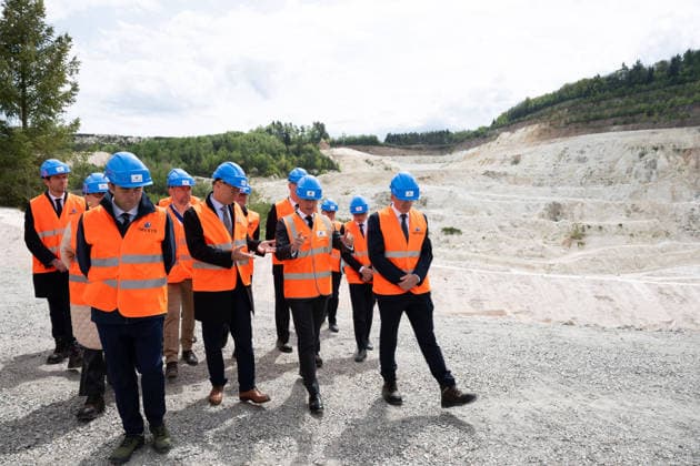 Emmanuel Macron, President of the French Republic, inaugurates one of the 150 major strategic GPS projects selected under the acceleration scheme Imerys Echassières lithium mine, April 22, 2026 The President of the French Republic, Emmanuel Macron visits the Echassieres mining project of lithium at the Imerys site, Alliers, Auvergne Rhone Alpes, France Wednesday, April 22, 2026 01ACCORSINIJEANNE IMERYS 008 Credit Jeanne Accorsini SIPA 2604221602 Echassières France  Copyright: xJeannexAccorsini Pool BestimagexJeannexAccorsini Pool Bestimagex