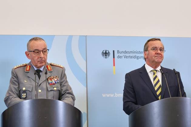 Berlin, Germany, 22 04 2026 Federal Ministry of Defense Press conference on selected orders from the Bundeswehr Conference 2025 Carsten Breuer and Federal Minister of Defense Boris Pistorius SPD , Nils Hilmer SPD Copyright: xdtsxNachrichtenagenturx dts_116114