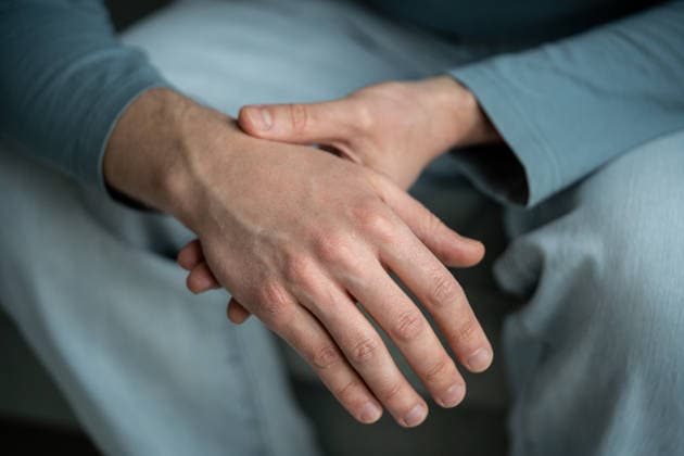 Nahaufnahme der Arme eines Mannes, der sein schmerzendes Handgelenk hält. Karpaltunnelsyndrom, Arthritis. Taubheitsgefühl in der Hand Nahaufnahme der Arme eines Mannes, der sein schmerzendes Handgelenk hält. Karpaltunnelsyndrom, Arthritis. Taubheitsgefühl in der Hand (License=RF) ,model released, Symbolfoto Copyright: xZoonar.com DmitriixMarchenkox 24890711 ,model released, Symbolfoto ,property released