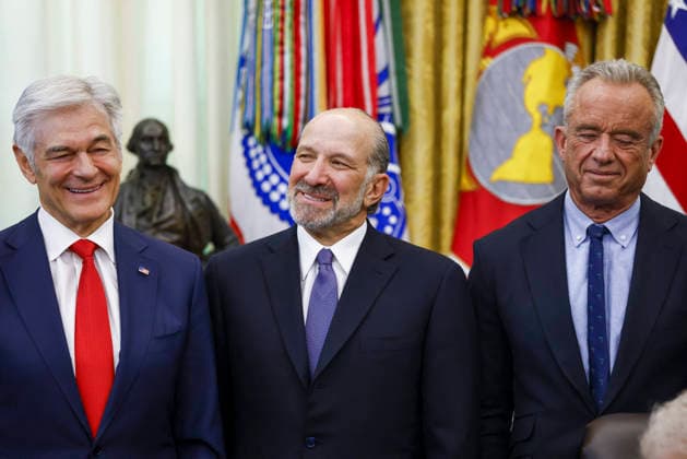 US President Donald Trump speaks during a Health Care Affordability event Administrator of the Centers for Medicare & Medicaid Services Dr. Mehmet Ox (L), US Commerce Secretary Howard Lutnick (C) and US Health and Human Services Secretary Robert F. Kennedy (R) listen as US President Donald Trump delivers remarks during a Health Care Affordability event in the Oval Office at the White House. Washington, DC, USA, 23 April 2026. WASHINGTON DISTRICT OF COLUMBIA United States  Copyright: xPool ABACAx