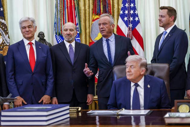 US President Donald Trump speaks during a Health Care Affordability event US Health and Human Services Secretary Robert F. Kennedy, with Administrator of the Centers for Medicare & Medicaid Services Dr. Mehmet Oz (L), US Commerce Secretary Howard Lutnick (2-L) and US President Donald Trump, delivers remarks during a Health Care Affordability event in the Oval Office at the White House. Washington, DC, USA, 23 April 2026. WASHINGTON DISTRICT OF COLUMBIA United States  Copyright: xPool ABACAx