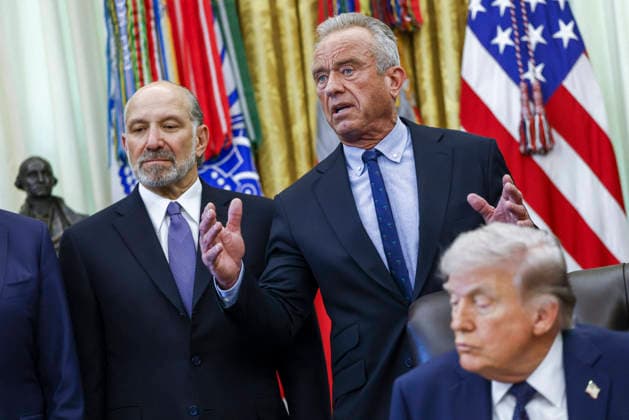 US President Donald Trump speaks during a Health Care Affordability event US Health and Human Services Secretary Robert F. Kennedy, with US Commerce Secretary Howard Lutnick (L) and US President Donald Trump, delivers remarks during a Health Care Affordability event in the Oval Office at the White House. Washington, DC, USA, 23 April 2026. WASHINGTON DISTRICT OF COLUMBIA United States  Copyright: xPool ABACAx