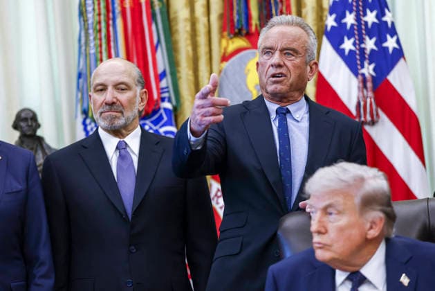 US President Donald Trump speaks during a Health Care Affordability event US Health and Human Services Secretary Robert F. Kennedy, with US Commerce Secretary Howard Lutnick (L) and US President Donald Trump, delivers remarks during a Health Care Affordability event in the Oval Office at the White House. Washington, DC, USA, 23 April 2026. WASHINGTON DISTRICT OF COLUMBIA United States  Copyright: xPool ABACAx
