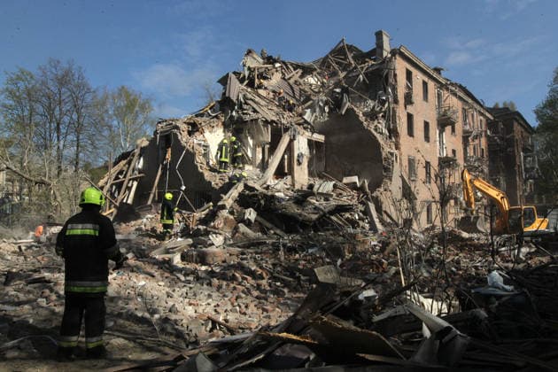 Rescuers search for survivors under the rubble of a four-storey apartment block destroyed by a Russian missile strike in Dnipro, Ukraine, April 25, 2026. Russian forces launched a large-scale overnight missile and drone attack on the east-central city, damaging five multi-storey buildings, an industrial facility, a gas station, a store, and private cars. Four people have been confirmed dead, while the number of injured has risen to 27, including two children. More people may remain trapped beneath the debris as search and rescue operations are ongoing. (Photo by Mykola Miakshykov Ukrinform) Russian attack on Dnipro destroys apartment block, killing at least 4 Copyright: xMykolaxMiakshykovx