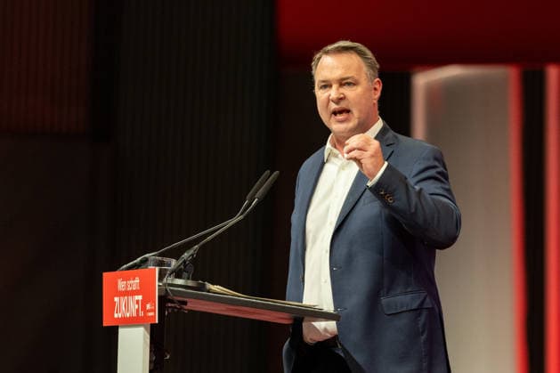 20260425 Landesparteitag der SPOe Wien WIEN, OESTERREICH - APRIL 25: Vizekanzler und Bundesminister fuer Wohnen, Kunst, Kultur, Medien und Sport Andi Babler (SPOe) beim Landesparteitag - der SPOe Wien im Rossauer Kaserne am 25. April 2026 in Wien, Oesterreich. 260425_SEPA_10_019 Copyright: xMichaelxIndrax SEPAxMedia