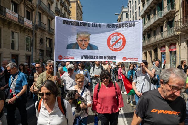 Demonstration in Barcelona Against the war, overthrow the rearmament NATO no Basta de complicidad con Israel People carry banner with slogan Imperialism USA neofascism Yankees go home during the demonstration Against the war, overthrow the rearmament NATO no Basta de complicidad con Israel , on April 26, 2026, in Barcelona, Catalonia Spain The protest is driven by the Campaign against military spending, militarism and militarism and other pacifist, antimilitarist and Palestine solidarity groups The manifesto demands to the Spanish government a total arms embargo on Israel and the breaking of economic, commercial and military relations with that country 26 APRIL 2026 Lorena Sopê Barcelona, Catalunya Barcelona, Catalunya Espana Copyright: xLorenaxSopênax 7473377