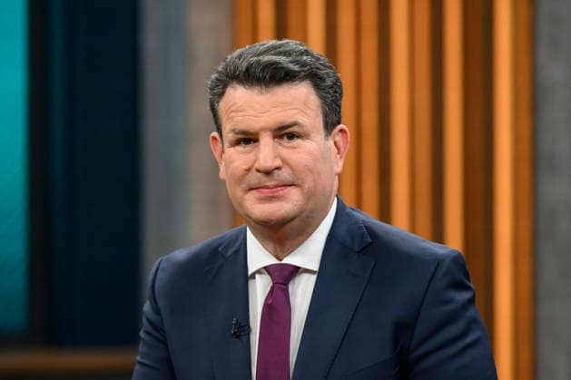 in the picture from left Hubertus Heil, Member of the Foreign Affairs Committee, SPD, GER, Berlin, Studio, guest of Caren Miosga, Polittalk, TV, format, with presenter, Das Erste, from Adlershof at Studio 20, topic USA against Iran not our war, but our problem 26 04 2026 Copyright: HMBxMedia UwexKoch