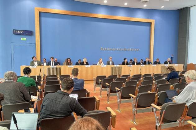 Berlin, Germany, 27 04 2026 Federal Press Conference Government Press Conference L R including Sören Haberlandt BMG , Daniel Greve BMWE , Alma Laiadhi BMF , Natalie Jenning BMVg , Kathrin Deschauer AA , Sebastian Hille BPA , Katharina Hamberger BPK , Sebastian Hille BPA , Katharina Hamberger BPK , Dominik Ehrentraut BMAS , Bastian Zimmermann BMUKN Copyright: xdtsxNachrichtenagenturx dts_116913