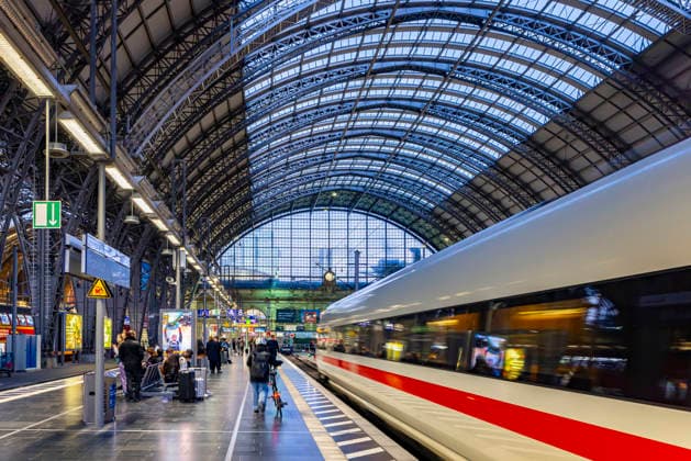 Frankfurt main station with platform, ICE and passengers platform hall 21 04 2026, Frankfurt a M , Hesse, Germany