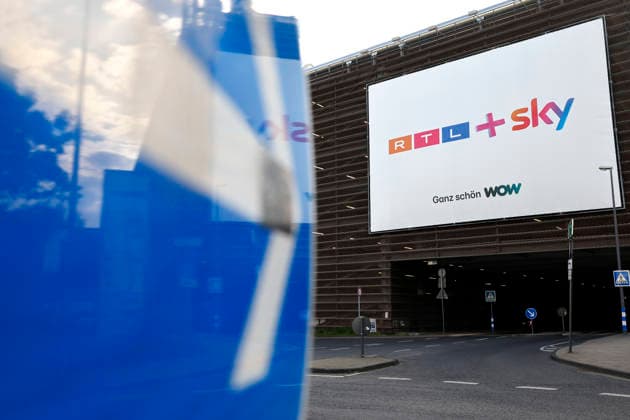 A poster near the headquarters of the TV station RTL on Picassoplatz in Cologne Deutz announces the merger of RTL and Sky RTL is in a crisis of quota pressure and strong streaming competition With the purchase of Sky Deutschland on June 1, 2026 for at least 150 million euros, the Cologne-based broadcaster is planning a liberating blow Theme image, symbolic image C Copyright: xChristophxHardtx