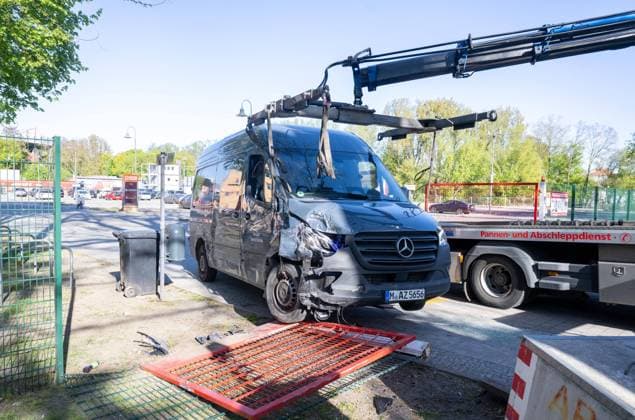 Berlin, cityscape, police operation in the stadium An der Alten Försterei after a shooting, in the picture the damaged getaway car got stuck on the attachment of the construction site traffic light, 29 04 2026, Copyright: xMatthiasxKochx
