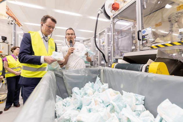 Minister President Hendrik Wüst visits Procter Gamble plant in Euskirchen Minister President Hendrik Copyright: xMarcxJohnx