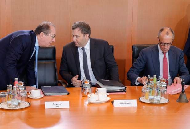 Alexander Dobrindt CSU , Federal Minister of the Interior, Lars Klingbeil SPD, Federal Minister of Finance, Vice-Chancellor and SPD Federal Chairman and Federal Chancellor Friedrich Merz CDU Germany, Berlin, Federal Chancellery, At its 42nd meeting on 29 April 2026, the Federal