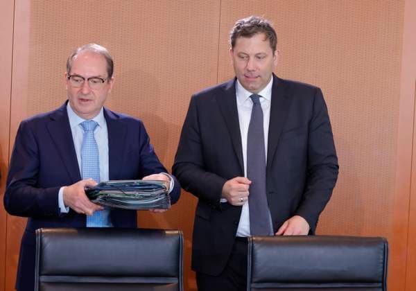 Alexander Dobrindt CSU , Federal Minister of the Interior, Lars Klingbeil SPD , Federal Minister of Finance, Vice-Chancellor and SPD Federal Chairman, Germany, Berlin, Federal Chancellery, At its 42nd meeting on 29 April 2026, the Federal Cabinet will discuss, among other things, the bill to stabilize contribution r