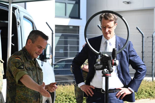 A soldier informs Hendrik WUEST, Wüst, CDU, State Premier of North Rhine-Westphalia, about the work of the radiation test team, Hendrik WUEST, Wüst, CDU, State Premier of North Rhine-Westphalia, visits the Bundeswehr Cyber Security Center in Euskirchen on 29 04 2026