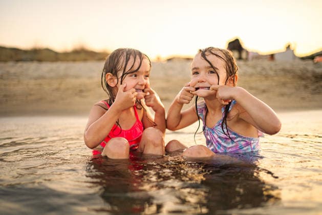 Fröhliche junge Mädchen, die beim Spielen im Wasser am Strand lustige Gesichter schneiden Fröhliche junge Mädchen, die beim Spielen im Wasser am Strand lustige Gesichter schneiden (License=RF) ,model released, Symbolfoto Copyright: xZoonar.com JelenaxCvetkovicx 24963471 ,model released, Symbolfoto ,property released