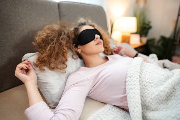 Eine junge Frau schläft friedlich mit einer Schlafmaske im Bett Eine junge Frau schläft friedlich mit einer Schlafmaske im Bett (License=RF) ,model released, Symbolfoto Copyright: xZoonar.com JelenaxCvetkovicx 24966627 ,model released, Symbolfoto ,property released