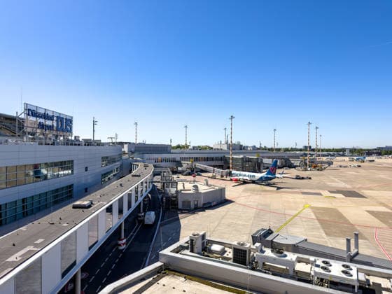 Düsseldorf Airport DUS , Germany, Europe, apron, terminal building, taxiway, passenger aircraft, boarding, gate, ground handling, aviation, airline, travel, infrastructure, mobility, runway, airport operations, summer weather, blue sky, tourism, business travel, logistics, aviation, apron, ground handling Copyright: xJOERANxSTEINSIEKx