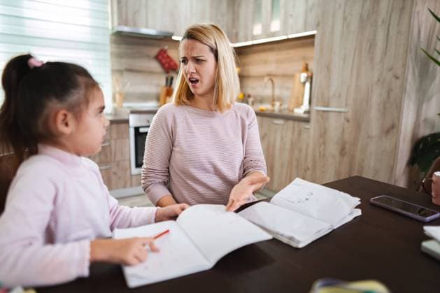 Die Mutter hilft ihrer Tochter bei den Hausaufgaben, während sie am Küchentisch sitzt und frustriert ist Frustrated mother guides her daughter through assignments at home. (License=RF) ,model released, Symbolfoto Copyright: xZoonar.com JelenaxCvetkovicx 24970631 ,model released, Symbolfoto ,property released