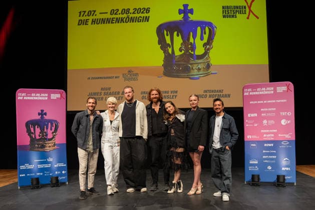 Nibelungen Festival Worms 2026 from left Vinzenz Wagner, Anna Martine Freeman, Alexander Wolfe, Aram Tafreshian, Alice Merton, Maria Victoria Dragus, Miguel Hernando Torres Umba at the press conference on 30 April 2026 for the Nibelungen Festival Worms 2026 at DasWormser, where the new play Die Hunnenkönigin was presented Worms DasWormser Rheinland Pfalz