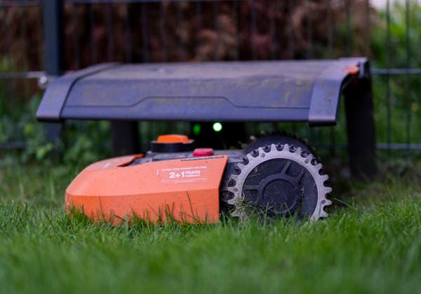 A robot mower stands on a lawn in a garden in Gummersbach Lawn mower Symbolic image on the subject of automated garden maintenance and modern household technology Gummersbach, North Rhine-Westphalia, 30 04 2026 Copyright: MarcoxBader