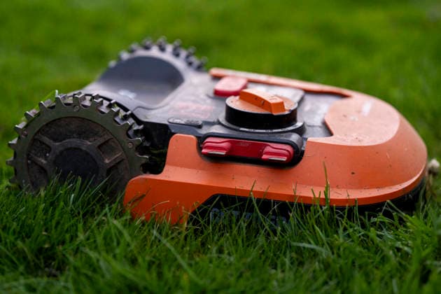 A robot mower stands on a lawn in a garden in Gummersbach Lawn mower Symbolic image on the subject of automated garden maintenance and modern household technology Gummersbach, North Rhine-Westphalia, 30 04 2026 Copyright: MarcoxBader