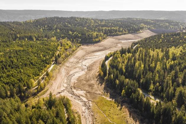 Luftaufnahme eines trockenen Flussbetts umgeben von herbstlichen Wäldern, geleerte Schwarzenbachtalsperre, Forbach, Schwarzwald, Deutschland Aerial view of a dry riverbed surrounded by autumnal forests, emptied Schwarzenbach dam, Forbach, Black Forest, Germany Copyright: imageBROKER ManuelxKamuf ibxmlk17486125.jpg