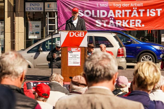 ver di trade union secretary Katja Deusser holds the May Day speech on the Groß Gerau Sandböhl Groß Gerau 01 05 2026 DGB May Day rally on the Sandböhl