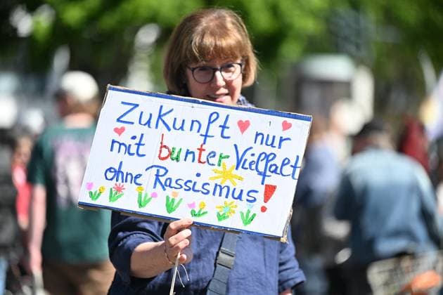 Essen stellt sich quer gathers together with the DGB at Rüttenscheider Markt and then marches into Essens city center FOR EDITORIAL PURPOSES ONLY p Opponents of the neo-Nazis demonstrate on Saturday, 01 May Essen stellt sich quer gathers together with the DGB at Rüttenscheider Markt and then marches into Essens city cent Copyright: KerstinxKokoska doc85nlju7my1z19he7h1zsf ,EDITORIAL USE ONLY Copyright: KerstinxKokoska