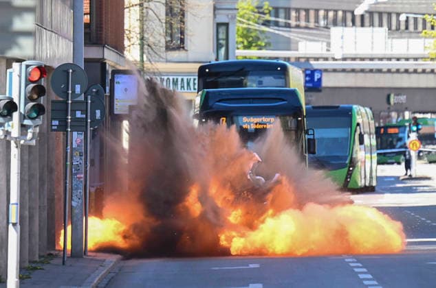 MALMÖ 2026 05 01 Bomb technicians carry out a controlled detonation of the suspected hand grenade located in the bus lane on Amiralsgatan in central Malmö on Friday MALMÖ SWEDEN x50090x  Copyright: xJohanxNilssonx xTTx MISSTÄNKT FARLIGT FÖREMAL MALMÖ lRcIj8cBehQ