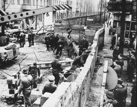 RECORD DATE NOT STATED Construction of the Berlin Wall dividing East from West Germany in 1961. Construction of the Berlin Wall. dividing East from West Germany. 1961 Editorial use only. All other uses to be cleared with the copyright owner (World History Archive), in advance., WHA_020_0117.jpg, Berlin Wall; construction; East Germany; West Germany; 1961; Cold War; division; barrier; separation; border; communism; socialism; Soviet Union; United States; conflict; history; politics; Europe; Berlin; Germany; iron curtain; containment; containment policy; Soviet bloc; Western bloc; divided city; divided country; Berlin crisis; Berlin blockade; Berlin airlift; Checkpoint Charlie. Copyright: xx