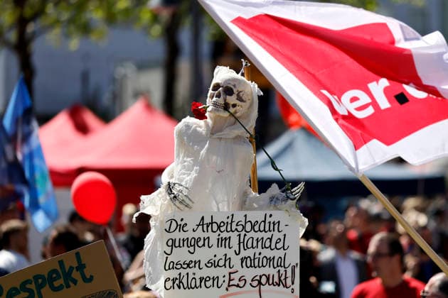 Demo posters and skeleton dolls point out unfair working conditions in trade at the DGB rally on May 1 at Heumarkt The events of the German Trade Union Confederation DGB on Labor Day had several thousand participants Theme image, symbolic image Cologne, 01 05 2026 NRW Germany Copyright: xChristophxHardtx