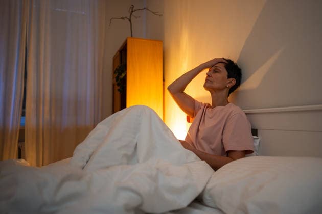 Eine erschöpfte, nachdenkliche ältere Frau mit Schlafstörungen sitzt mit müdem Gesichtsausdruck im Bett. Exhausted senior woman with insomnia sitting in bed in bedroom with apathy and tired expression, thinking and staring at emptiness. Unrested mature female having sleep disorder and anxiety at night (License=RF) ,model released, Symbolfoto Copyright: xZoonar.com DmitriixMarchenkox 24994543 ,model released, Symbolfoto ,property released