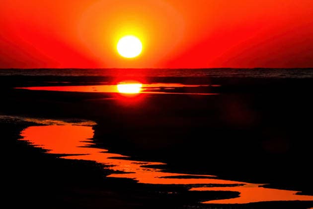 May 3, 2026, Isle Of Palms, Sc, United States: A dramatic sunrise over the Atlantic Ocean from the beach on Wild Dunes, May 3, 2026 in Isle of Palms, South Carolina. Isle Of Palms United States  - ZUMAe02_ 20260503_zaf_e02_005 Copyright: xRichardxEllisx