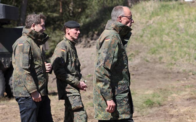 Federal Chancellor Friedrich Merz right, front with Vice Chancellor and Finance Minister Lars Klingbeil back, left during the visit of the German Army in Munster In the middle the Inspector of the Army, Lieutenant General Dr Christian Freud