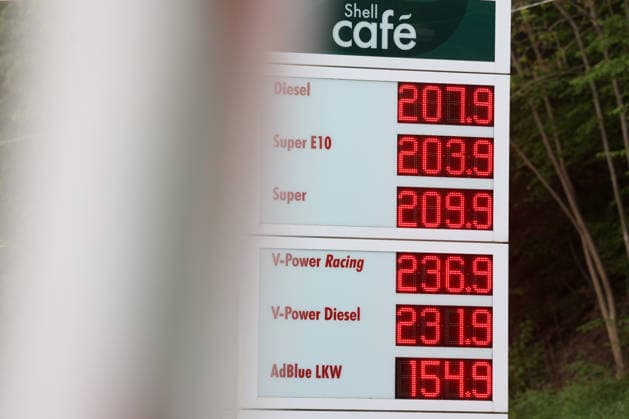 The fuel discount has been in force since 01 05 2026 The German government has reduced the energy tax on petrol and diesel until the end of June The savings are expected to be around 17 cents per liter SHELL petrol station in Siegen at the start of the week The current fuel prices at the morning petrol station, fuel prices on 04 05 2026 in Siegen Germany