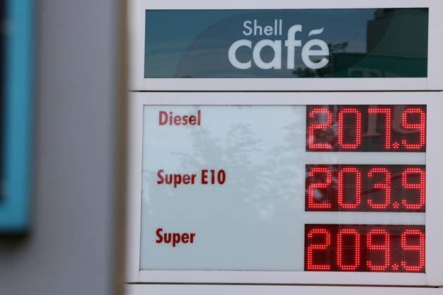 The fuel discount has been in force since 01 05 2026 The German government has reduced the energy tax on petrol and diesel until the end of June The savings are expected to be around 17 cents per liter SHELL petrol station in Siegen at the start of the week The current fuel prices at the morning petrol station, fuel prices on 04 05 2026 in Siegen Germany