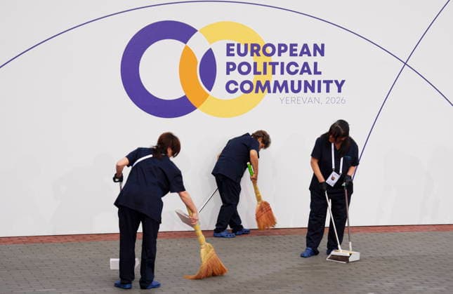 May 4, 2026, Yerevan, Armenia: Staff prepare for the arrival of leaders to the 8th European Political Community Summit in Yerevan, Armenia, on Monday, May 4, 2026. Yerevan Armenia  - ZUMAc35_ 20260504_zaf_c35_002 Copyright: xSeanxKilpatrickx