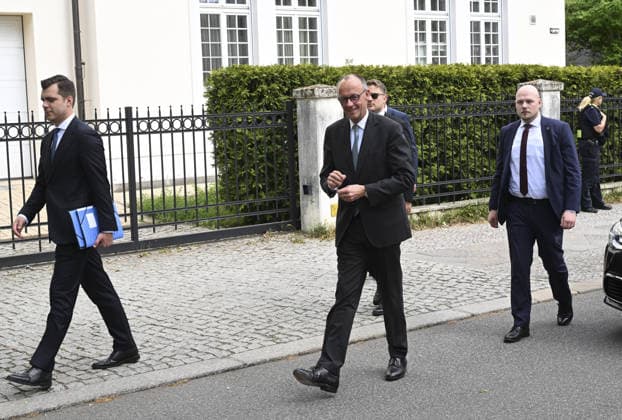 The CDU Executive Board meeting at the Chabad Synagogue in Berlin BERLIN, GERMANY - MAY 04: German Chancellor Friedrich Merz is welcomed by Rabbi Yehuda Teichtal ahead of executive board meeting of the CDU, the ruling party in Germany, at the Chabad Synagogue in Berlin, Germany on May 04, 2026. Halil Sagirkaya Anadolu Berlin Germany. Editorial use only. Please get in touch for any other usage.  Copyright: x2026xAnadoluxHalilxSagirkayax