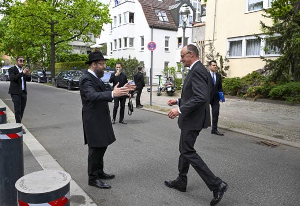 The CDU Executive Board meeting at the Chabad Synagogue in Berlin BERLIN, GERMANY - MAY 04: German Chancellor Friedrich Merz is welcomed by Rabbi Yehuda Teichtal ahead of executive board meeting of the CDU, the ruling party in Germany, at the Chabad Synagogue in Berlin, Germany on May 04, 2026. Halil Sagirkaya Anadolu Berlin Germany. Editorial use only. Please get in touch for any other usage.  Copyright: x2026xAnadoluxHalilxSagirkayax
