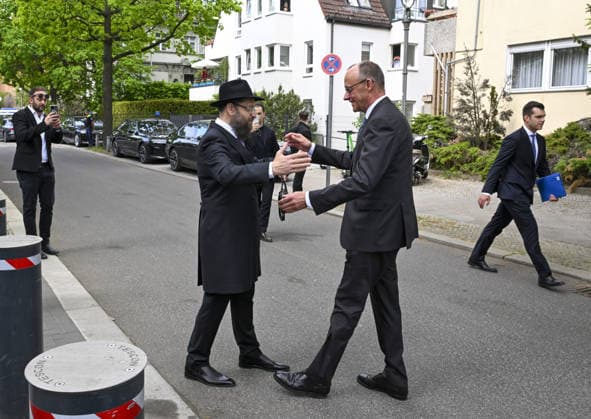 The CDU Executive Board meeting at the Chabad Synagogue in Berlin BERLIN, GERMANY - MAY 04: German Chancellor Friedrich Merz is welcomed by Rabbi Yehuda Teichtal ahead of executive board meeting of the CDU, the ruling party in Germany, at the Chabad Synagogue in Berlin, Germany on May 04, 2026. Halil Sagirkaya Anadolu Berlin Germany. Editorial use only. Please get in touch for any other usage.  Copyright: x2026xAnadoluxHalilxSagirkayax