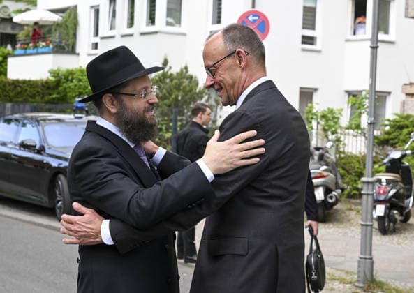The CDU Executive Board meeting at the Chabad Synagogue in Berlin BERLIN, GERMANY - MAY 04: German Chancellor Friedrich Merz is welcomed by Rabbi Yehuda Teichtal ahead of executive board meeting of the CDU, the ruling party in Germany, at the Chabad Synagogue in Berlin, Germany on May 04, 2026. Halil Sagirkaya Anadolu Berlin Germany. Editorial use only. Please get in touch for any other usage.  Copyright: x2026xAnadoluxHalilxSagirkayax