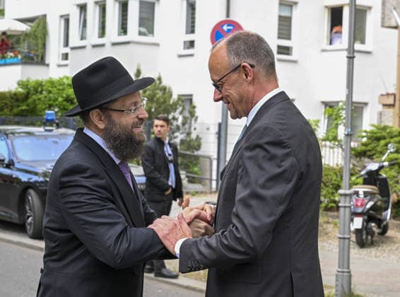 The CDU Executive Board meeting at the Chabad Synagogue in Berlin BERLIN, GERMANY - MAY 04: German Chancellor Friedrich Merz is welcomed by Rabbi Yehuda Teichtal ahead of executive board meeting of the CDU, the ruling party in Germany, at the Chabad Synagogue in Berlin, Germany on May 04, 2026. Halil Sagirkaya Anadolu Berlin Germany. Editorial use only. Please get in touch for any other usage.  Copyright: x2026xAnadoluxHalilxSagirkayax