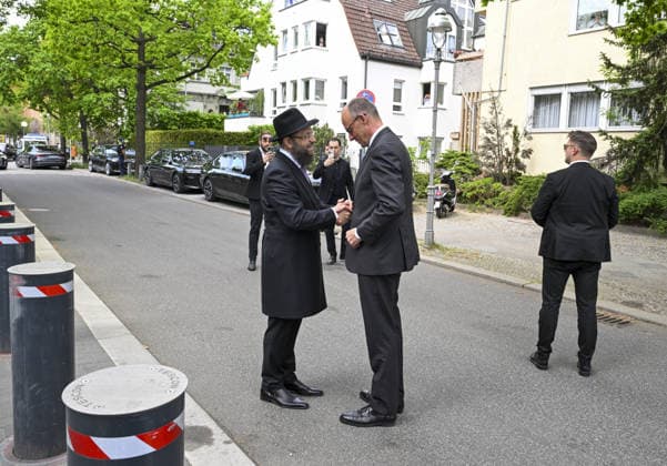 The CDU Executive Board meeting at the Chabad Synagogue in Berlin BERLIN, GERMANY - MAY 04: German Chancellor Friedrich Merz is welcomed by Rabbi Yehuda Teichtal ahead of executive board meeting of the CDU, the ruling party in Germany, at the Chabad Synagogue in Berlin, Germany on May 04, 2026. Halil Sagirkaya Anadolu Berlin Germany. Editorial use only. Please get in touch for any other usage.  Copyright: x2026xAnadoluxHalilxSagirkayax