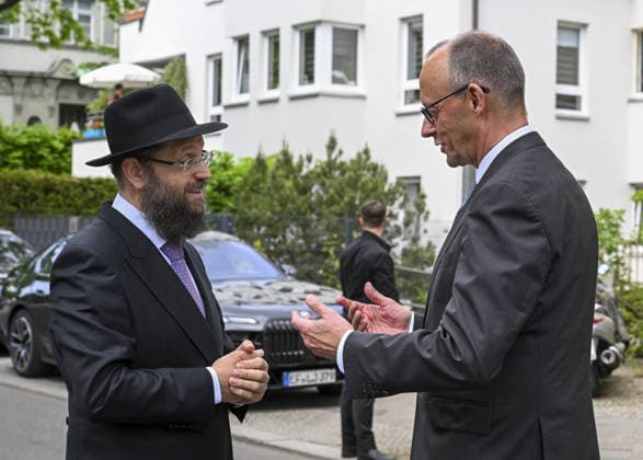 The CDU Executive Board meeting at the Chabad Synagogue in Berlin BERLIN, GERMANY - MAY 04: German Chancellor Friedrich Merz is welcomed by Rabbi Yehuda Teichtal ahead of executive board meeting of the CDU, the ruling party in Germany, at the Chabad Synagogue in Berlin, Germany on May 04, 2026. Halil Sagirkaya Anadolu Berlin Germany. Editorial use only. Please get in touch for any other usage.  Copyright: x2026xAnadoluxHalilxSagirkayax